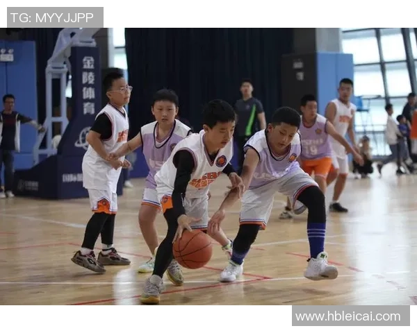 小孩子们激情四溢的篮球比赛视频展现团队合作与运动精神的精彩瞬间
